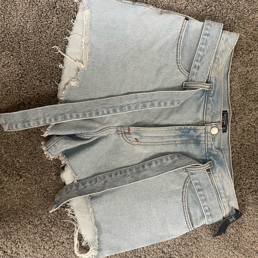 Abercrombie & Fitch Natural Hi Rise Short. 31/12